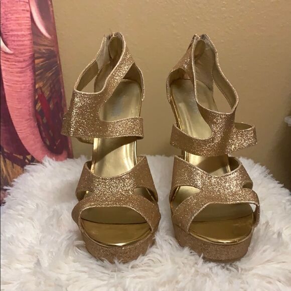 Shiny gold heels - Picture 4 of 5
